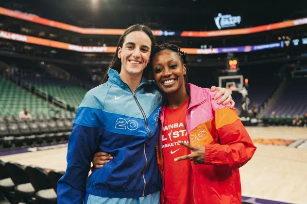 Caitlin Clark y Kelsey Mitchell impulsan el triunfo de Indiana sobre Dallas